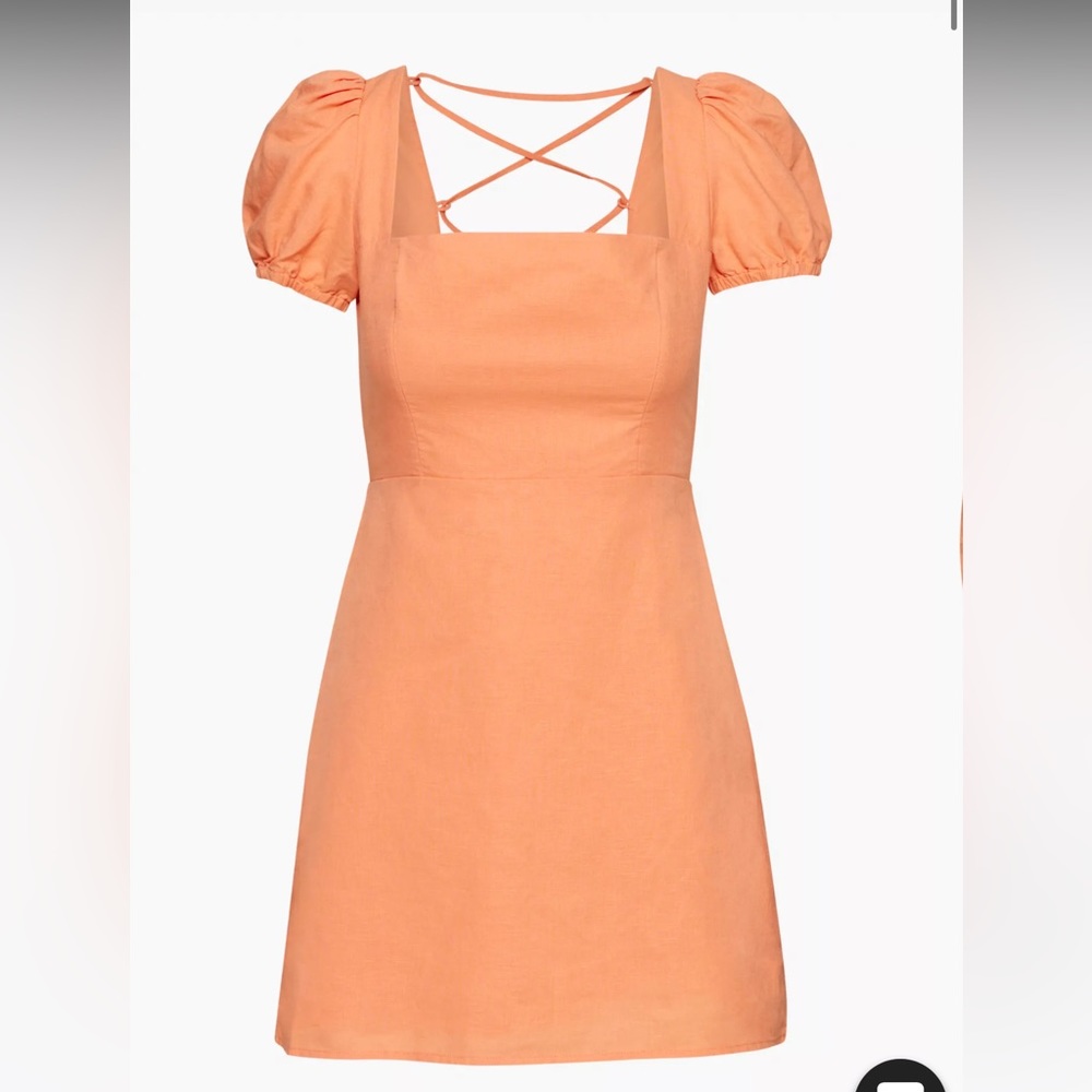 Aritzia babydoll mini dress size 6 on the color apricot.